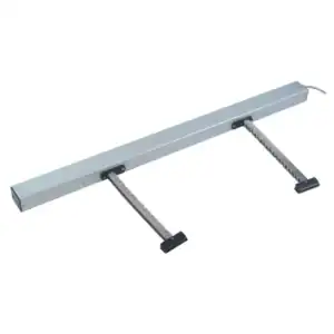 Der VS-DKA 800 ist ein rechteckiger Metallantrieb mit zwei ausfahrbaren Armen und schwarzen Endstücken, der für das automatische Öffnen von Fenstern oder Lüftungen konzipiert ist.