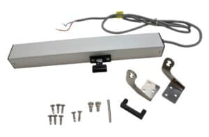 Elektrischer Türöffnersatz mit Metallgehäuse, Verkabelung, Halterungen, Schrauben, Bolzen und Installationsmaterial auf weißem Hintergrund.