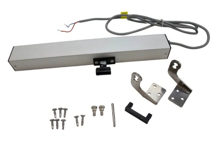 Elektrischer Türöffnersatz mit Metallgehäuse, Verkabelung, Halterungen, Schrauben, Bolzen und Installationsmaterial auf weißem Hintergrund.