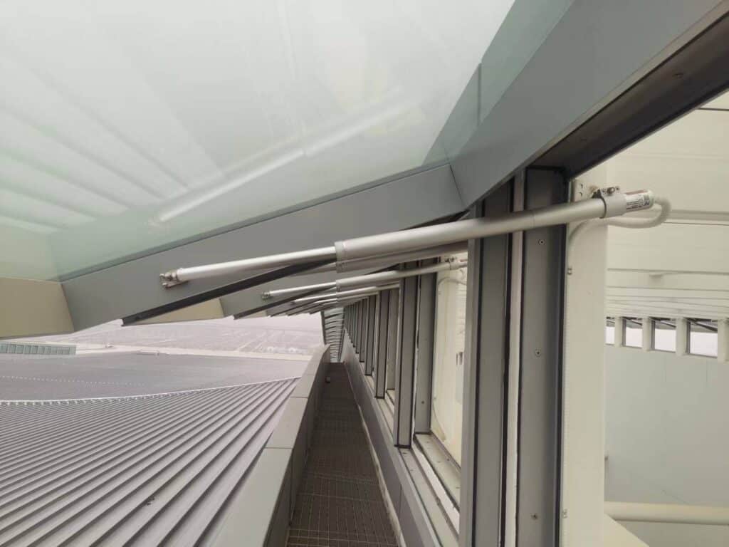 Fassadenfenster mit Linearantrieben - Home