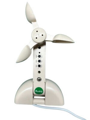 Der VS-WRLS Wind-Regen-Lichtsensor ist ein kleiner weißer Tischventilator mit drei Flügeln, Bedientasten auf der Vorderseite, einem RoHS-Aufkleber am Boden, einem integrierten Windsensor und einem weißen Netzkabel, das aus der Unterseite herausragt.