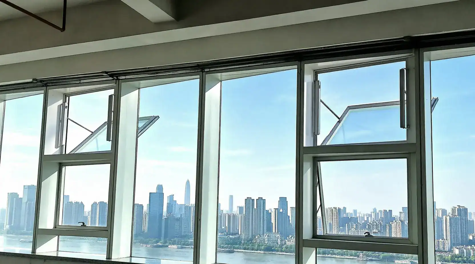 Büroetage mit geöffneten Oberlichtern – Projektbeispiel China
