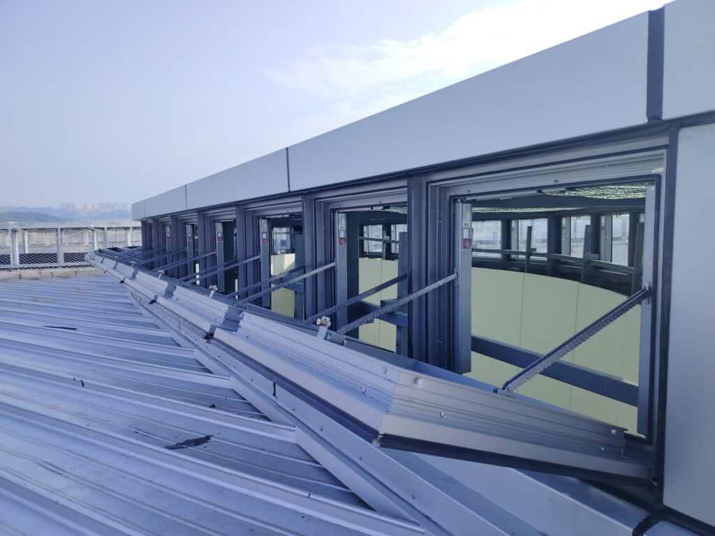 Dachaufsatz mit geöffneten Klappfenstern – Projektbeispiel China