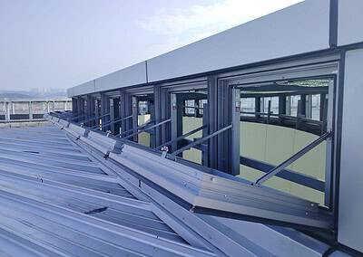 Lanterneau avec fenêtres projetantes ouvertes – exemple de projet, Chine