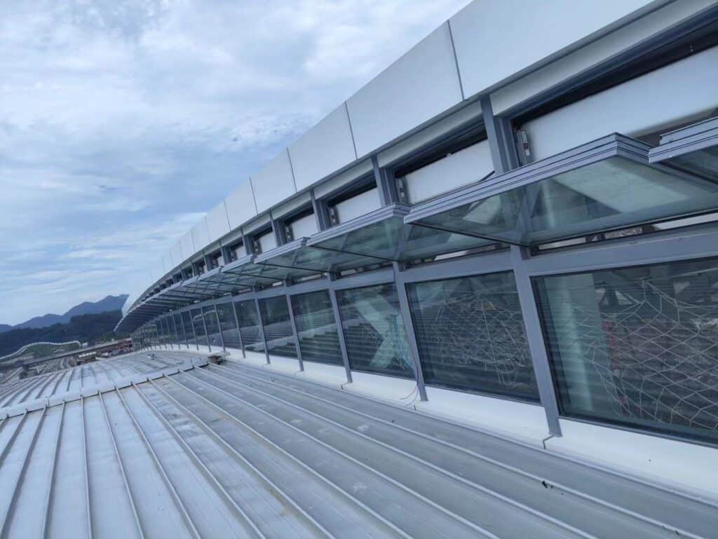 Fensterband an gebogenem Dach, geöffnet – Projektbeispiel China