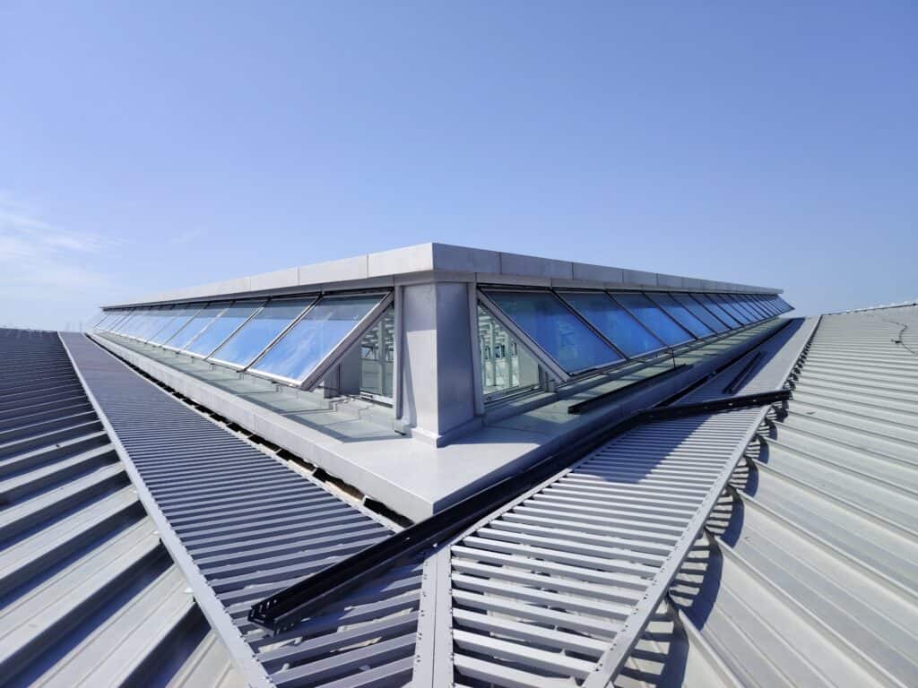 Lichtfirst auf Metalldach, Flügel geöffnet – Projektbeispiel China