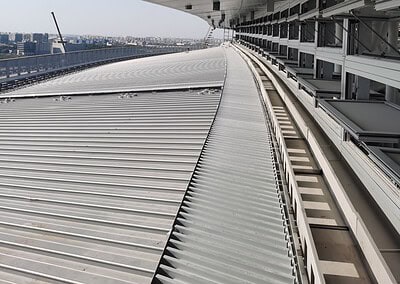 Longue rangée de fenêtres sur une toiture de hall – exemple de projet, Chine