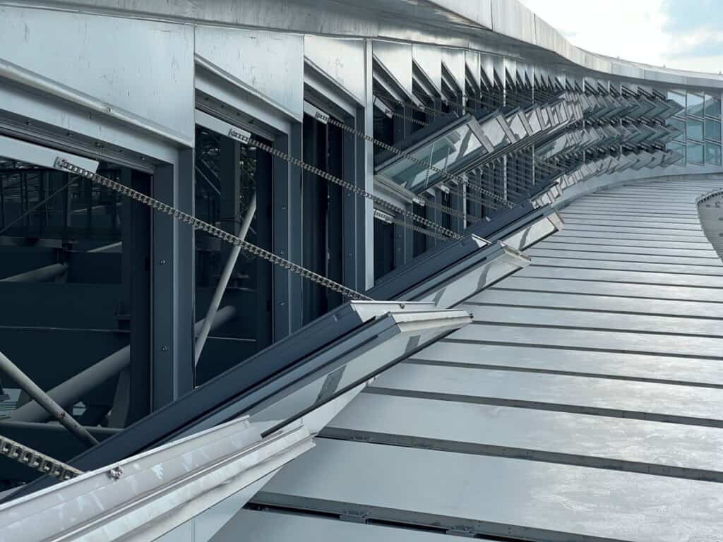 Fensterreihe an gebogener Fassade – Projektbeispiel China