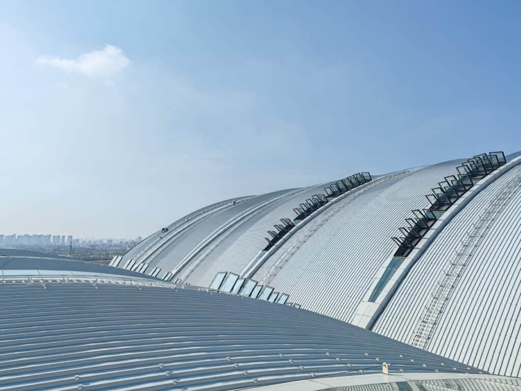Gewölbtes Hallendach mit geöffneten RWA-Klappen – Projektbeispiel China